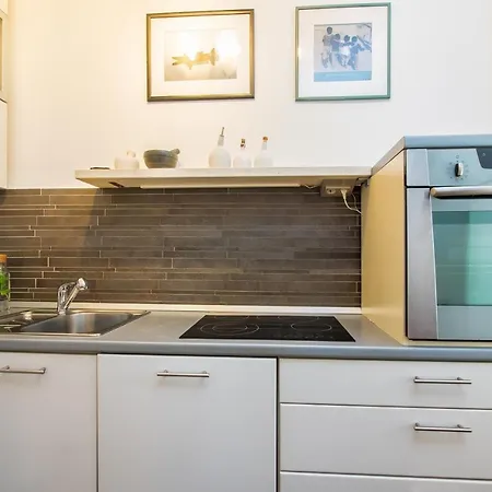 Minimalist Escape With Lush Terrace דירה