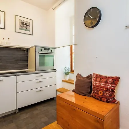 Minimalist Escape With Lush Terrace ספליט