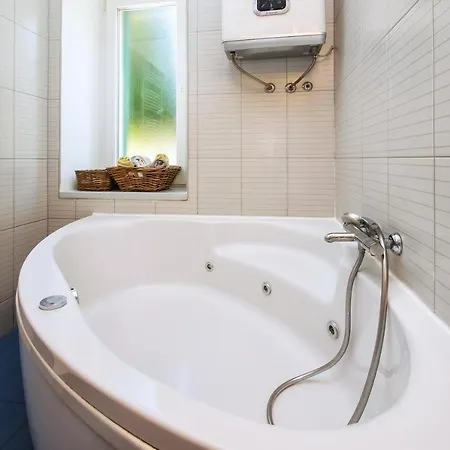 Minimalist Escape With Lush Terrace ספליט