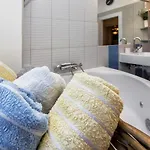شقة Minimalist Escape With Lush Terrace