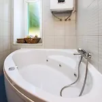Minimalist Escape With Lush Terrace سبليت