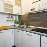 Minimalist Escape With Lush Terrace شقة