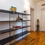 شقة Minimalist Escape With Lush Terrace *