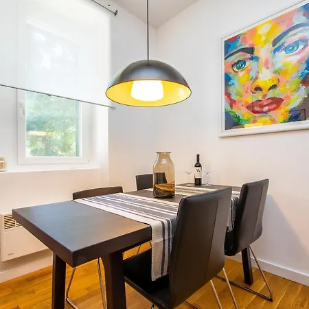 Minimalist Hidden Gem Spacious Flat In Center Apartment Split