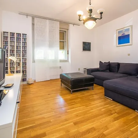 Minimalist Hidden Gem Spacious Flat In Center Apartment Split