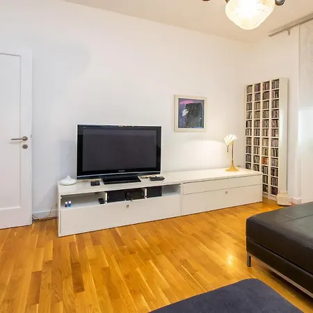 Minimalist Hidden Gem Spacious Flat In Center Apartment Split