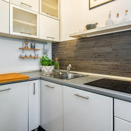 Minimalist Hidden Gem Spacious Flat In Center Apartment