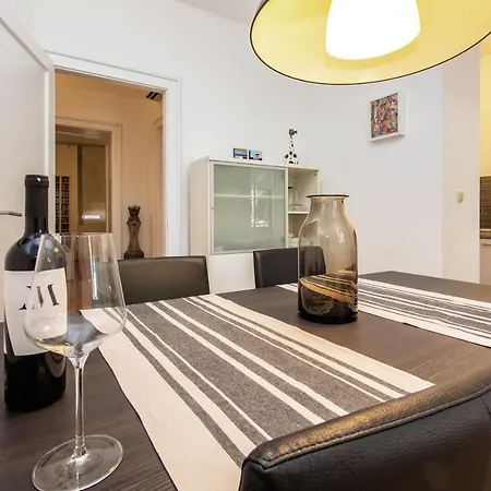 Minimalist Escape With Lush Terrace Apartment *